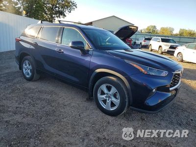 Czwarte zdjęcie samochodu z boku: 2022 TOYOTA HIGHLANDER LE VIN:5TDBZRBH6NS562107 - miniatura