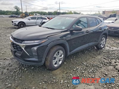 2025 CHEVROLET TRAX LS KL77LFEP1SC229364 - główne zdjęcie licytacji z USA - miniatura