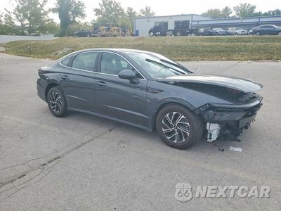 Czwarte zdjęcie samochodu z boku: 2026 HYUNDAI SONATA HYBRID BLUE VIN:KMHL24JJ4TA178932 - miniatura
