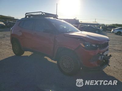 Czwarte zdjęcie samochodu z boku: 2023 JEEP COMPASS LATITUDE VIN:3C4NJDBNXPT520030 - miniatura