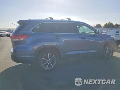 Trzecie zdjęcie samochodu z tyłu: 2019 TOYOTA HIGHLANDER XLE VIN:5TDJZRFH8KS724692 - miniatura