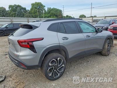 Trzecie zdjęcie samochodu z tyłu: 2024 CHEVROLET TRAX 2RS VIN:KL77LJE25RC120780 - miniatura
