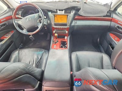 Zdjęcie 8 z 12 samochodu: 2010 LEXUS LS 460 VIN:JTHBL5EFXA5100085 - miniatura