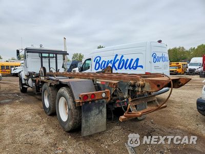 Drugie zdjęcie samochodu z przodu: 2001 VOLVO WG ROLL-OFF CONTAINER TRUCK VIN:4V5JC8UF01N310114 - miniatura