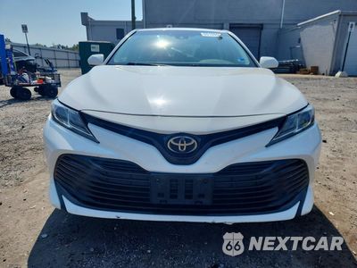 Piąte zdjęcie samochodu w środku: 2018 TOYOTA CAMRY LE VIN:4T1B11HK2JU042421 - miniatura