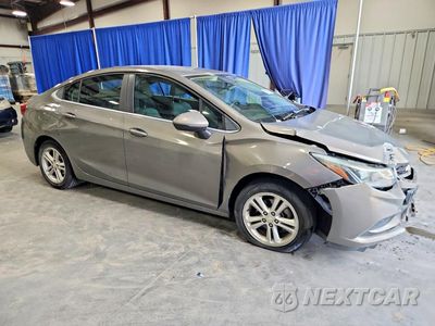 Czwarte zdjęcie samochodu z boku: 2018 CHEVROLET CRUZE LT VIN:1G1BE5SM0J7156578 - miniatura