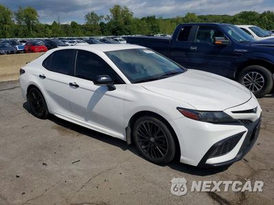 Czwarte zdjęcie samochodu z boku: 2022 TOYOTA CAMRY HYBRID SE NIGHTSHADE VIN:4T1T31AK9NU044679 - miniatura