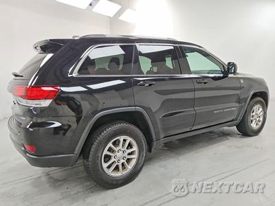 Trzecie zdjęcie samochodu z tyłu: 2020 JEEP GRAND CHEROKEE LAREDO VIN:1C4RJFAG4LC368798 - miniatura