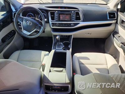 Zdjęcie 8 z 14 samochodu: 2019 TOYOTA HIGHLANDER LE VIN:5TDZZRFH1KS321558 - miniatura