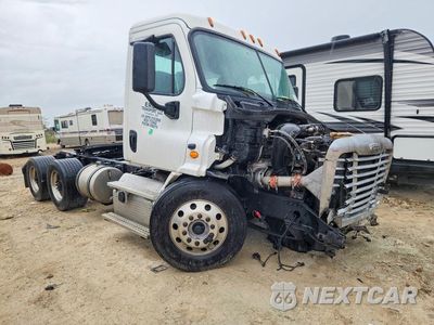 Czwarte zdjęcie samochodu z boku: 2019 FREIGHTLINER CASCADIA 113 SEMI TRUCK VIN:1FUGGBDV0KLKK2236 - miniatura