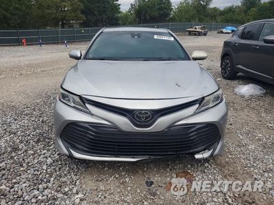 Piąte zdjęcie samochodu w środku: 2018 TOYOTA CAMRY LE VIN:4T1B11HK7JU547449 - miniatura