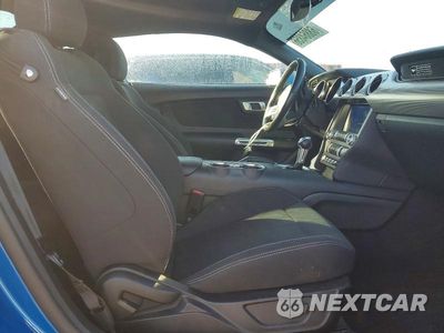 Piąte zdjęcie samochodu w środku: 2020 FORD MUSTANG VIN:1FA6P8TH9L5189847 - miniatura