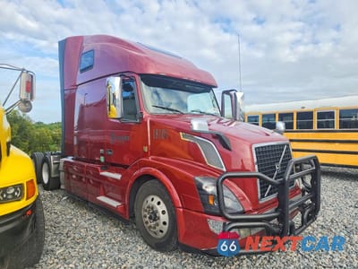 Czwarte zdjęcie samochodu z boku: 2018 VOLVO VNL SEMI TRUCK VIN:4V4NC9EH6JN885037 - miniatura