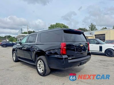 Trzecie zdjęcie samochodu z tyłu: 2020 CHEVROLET SUBURBAN K1500 LT VIN:1GNSKHKC8LR232376 - miniatura