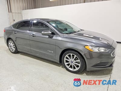 Czwarte zdjęcie samochodu z boku: 2017 FORD FUSION SE HYBRID VIN:3FA6P0LU7HR358606 - miniatura
