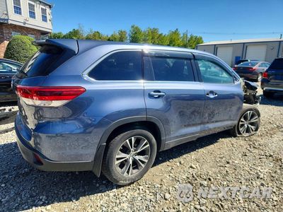 Trzecie zdjęcie samochodu z tyłu: 2018 TOYOTA HIGHLANDER LE VIN:5TDBZRFH4JS876844 - miniatura