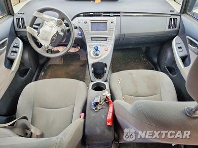 Zdjęcie 8 z 12 samochodu: 2013 TOYOTA PRIUS ONE VIN:JTDKN3DU3D5672281 - miniatura