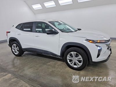 Czwarte zdjęcie samochodu z boku: 2025 CHEVROLET TRAX LS VIN:KL77LFEP8SC238143 - miniatura