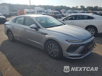 Czwarte zdjęcie samochodu z boku: 2026 HYUNDAI SONATA HYBRID BLUE VIN:KMHL24JJ2TA142480 - miniatura