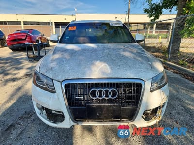 Piąte zdjęcie samochodu w środku: 2010 AUDI Q5 PREMIUM PLUS VIN:WA1LKAFP6AA108307 - miniatura
