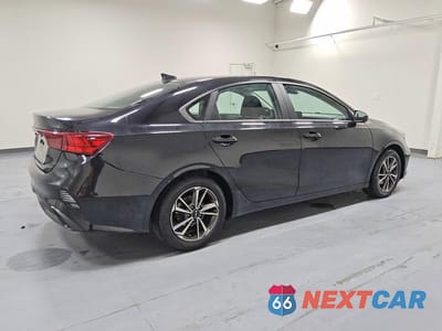Trzecie zdjęcie samochodu z tyłu: 2023 KIA FORTE LXS VIN:3KPF24AD2PE592421 - miniatura