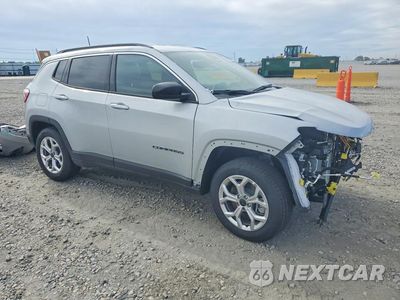 Czwarte zdjęcie samochodu z boku: 2025 JEEP COMPASS LATITUDE VIN:3C4NJDBN9ST568224 - miniatura