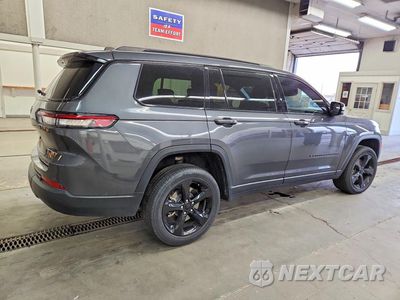 Trzecie zdjęcie samochodu z tyłu: 2023 JEEP GRAND CHEROKEE L LAREDO VIN:1C4RJKAG9P8831200 - miniatura