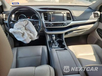 Zdjęcie 8 z 13 samochodu: 2019 TOYOTA HIGHLANDER XLE VIN:5TDJZRFH9KS735474 - miniatura