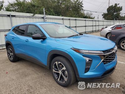 Czwarte zdjęcie samochodu z boku: 2026 CHEVROLET TRAX 1RS VIN:KL77LGEP7TC057980 - miniatura