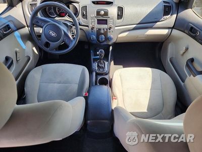 Zdjęcie 8 z 12 samochodu: 2013 KIA FORTE LX VIN:KNAFT4A26D5713726 - miniatura