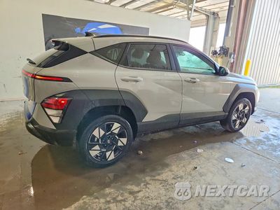Trzecie zdjęcie samochodu z tyłu: 2025 HYUNDAI KONA SEL VIN:KM8HBCAB5SU300848 - miniatura