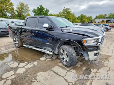 Czwarte zdjęcie samochodu z boku: 2019 RAM 1500 LARAMIE VIN:1C6SRFJT0KN807383 - miniatura