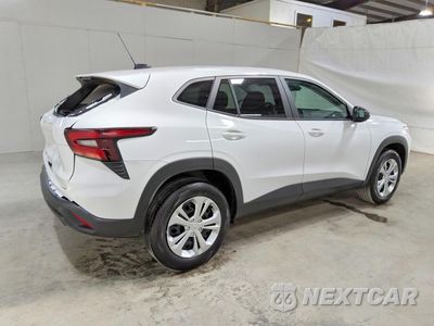 Trzecie zdjęcie samochodu z tyłu: 2026 CHEVROLET TRAX LS VIN:KL77LFEP8TC079562 - miniatura