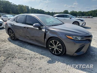 Czwarte zdjęcie samochodu z boku: 2018 TOYOTA CAMRY SE VIN:4T1B11HK7JU118621 - miniatura