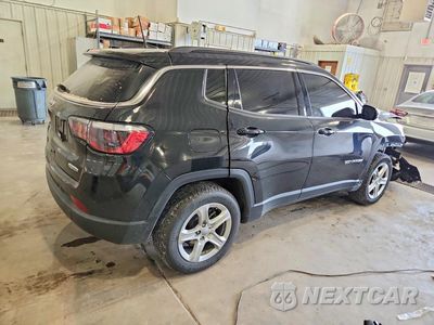 Trzecie zdjęcie samochodu z tyłu: 2023 JEEP COMPASS LATITUDE VIN:3C4NJDBN0PT503544 - miniatura