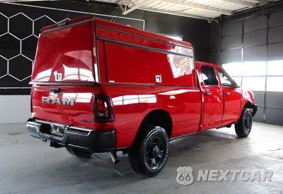 Trzecie zdjęcie samochodu z tyłu: 2026 RAM 3500 TRADESMAN VIN:3C63R3GJ6TG179378 - miniatura