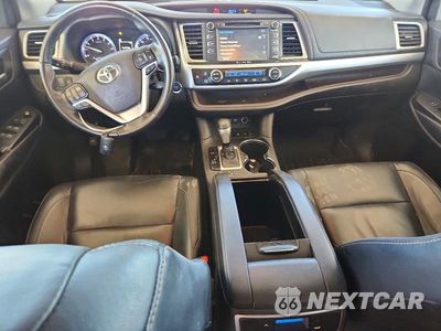 Zdjęcie 8 z 13 samochodu: 2017 TOYOTA HIGHLANDER XLE VIN:5TDJZRFH7HS365103 - miniatura