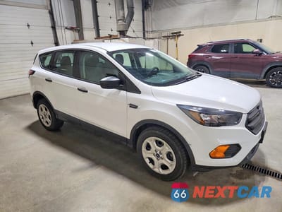 Czwarte zdjęcie samochodu z boku: 2018 FORD ESCAPE S VIN:1FMCU0F70JU855966 - miniatura