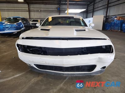 Piąte zdjęcie samochodu w środku: 2018 DODGE CHALLENGER SXT VIN:2C3CDZAG1JH202302 - miniatura