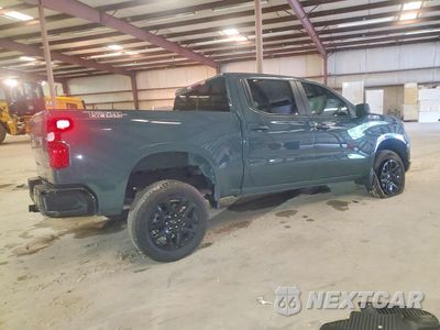 Trzecie zdjęcie samochodu z tyłu: 2026 CHEVROLET SILVERADO K1500 TRAIL BOSS CUSTOM VIN:3GCUKCED9TG114720 - miniatura