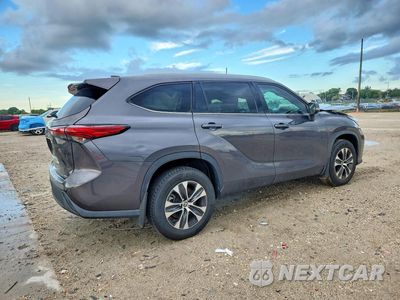 Trzecie zdjęcie samochodu z tyłu: 2021 TOYOTA HIGHLANDER XLE VIN:5TDHZRBHXMS114994 - miniatura