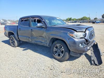 Czwarte zdjęcie samochodu z boku: 2019 TOYOTA TACOMA TRD SPORT VIN:3TMAZ5CNXKM111010 - miniatura