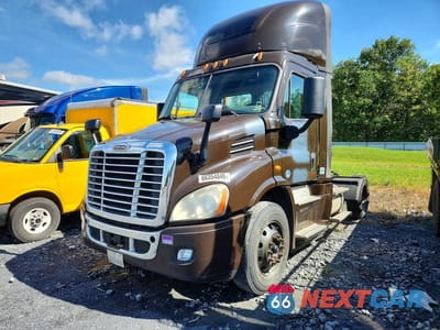 2017 FREIGHTLINER CASCADIA 113 SEMI TRUCK 1FUBGBDV0HLHH2540 - główne zdjęcie licytacji z USA - miniatura