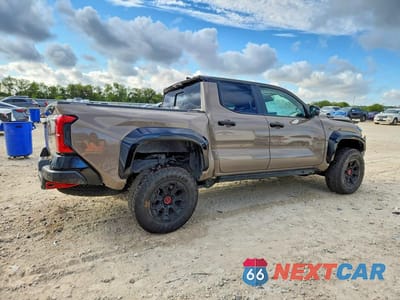 Trzecie zdjęcie samochodu z tyłu: 2025 TOYOTA TACOMA TRD PRO HV VIN:3TYLC5LNXST018471 - miniatura