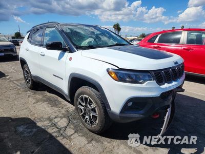 Czwarte zdjęcie samochodu z boku: 2025 JEEP COMPASS TRAILHAWK VIN:3C4NJDDN6ST557372 - miniatura