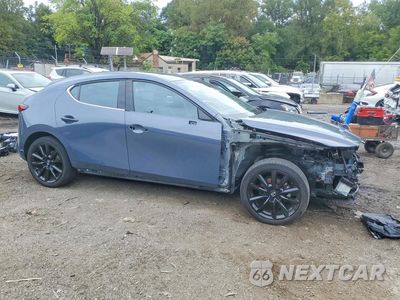 Czwarte zdjęcie samochodu z boku: 2023 MAZDA 3 PREMIUM VIN:JM1BPAMM2P1608176 - miniatura