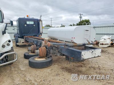 Drugie zdjęcie samochodu z przodu: 1999 FREIGHTLINER CONVENTIONAL FLD112 TANK TRUCK VIN:1FUY3EDB4XLB43105 - miniatura