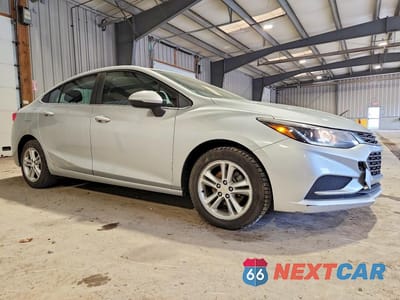 Czwarte zdjęcie samochodu z boku: 2018 CHEVROLET CRUZE LT VIN:1G1BE5SM3J7171754 - miniatura