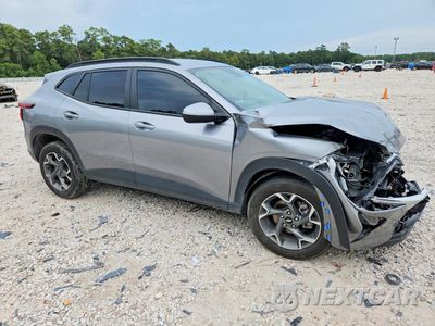 Czwarte zdjęcie samochodu z boku: 2025 CHEVROLET TRAX 1LT VIN:KL77LHEP1SC239338 - miniatura