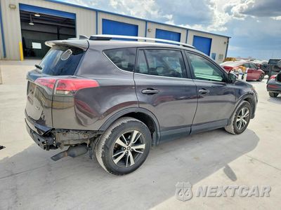 Trzecie zdjęcie samochodu z tyłu: 2017 TOYOTA RAV4 XLE VIN:JTMWFREV2HJ129185 - miniatura